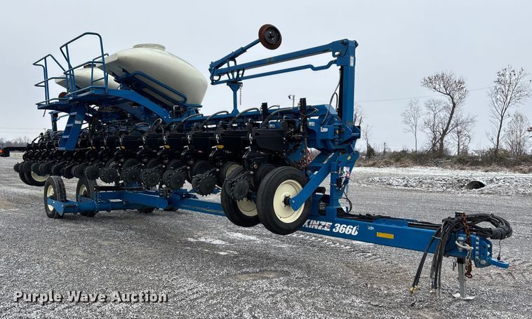 image for item DW7329 2018 Kinze 3660 planter