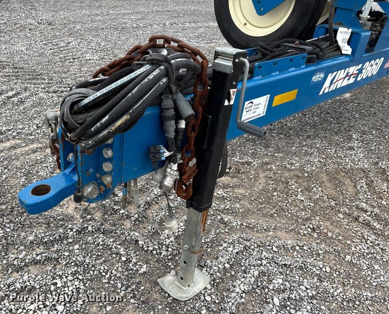 image for item DW7329 2018 Kinze 3660 planter