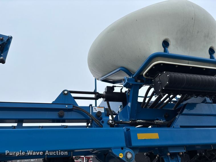 image for item DW7329 2018 Kinze 3660 planter