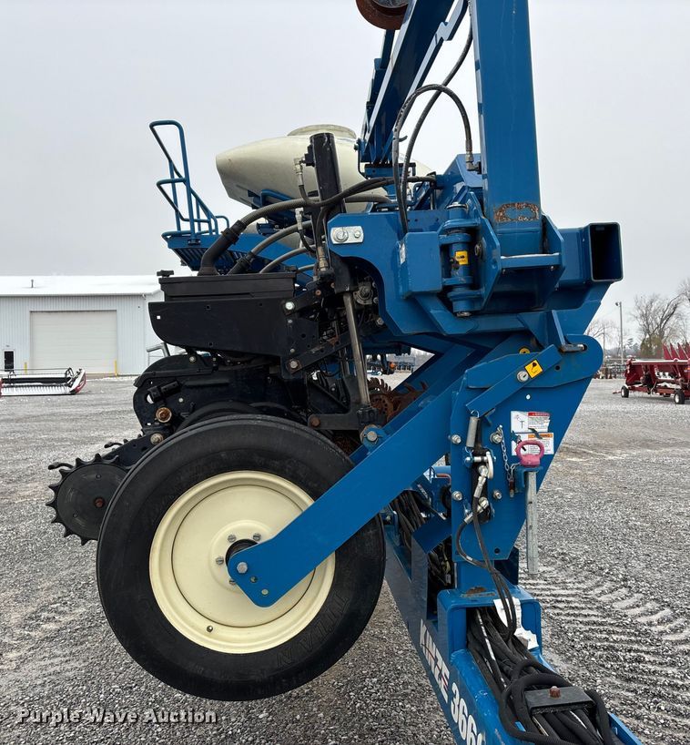 image for item DW7329 2018 Kinze 3660 planter