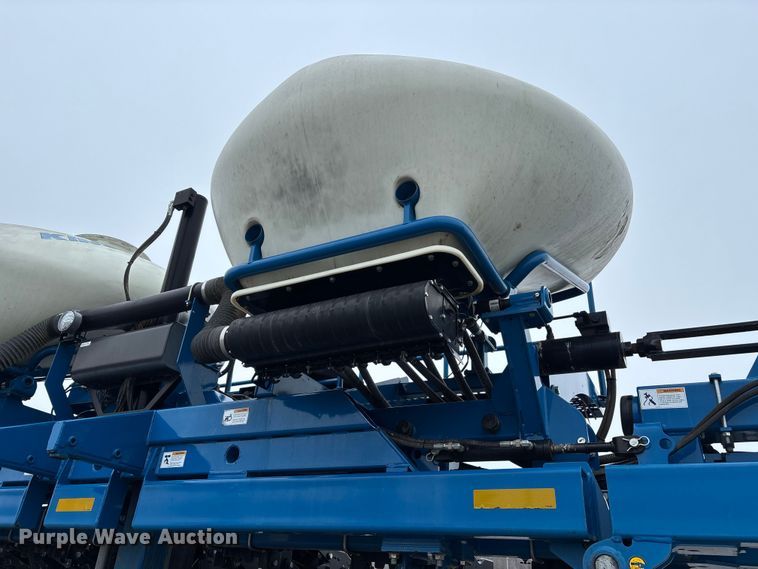image for item DW7329 2018 Kinze 3660 planter