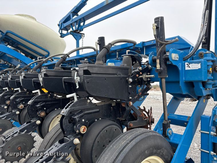 image for item DW7329 2018 Kinze 3660 planter