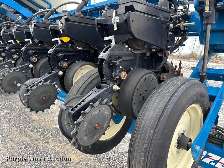 image for item DW7329 2018 Kinze 3660 planter