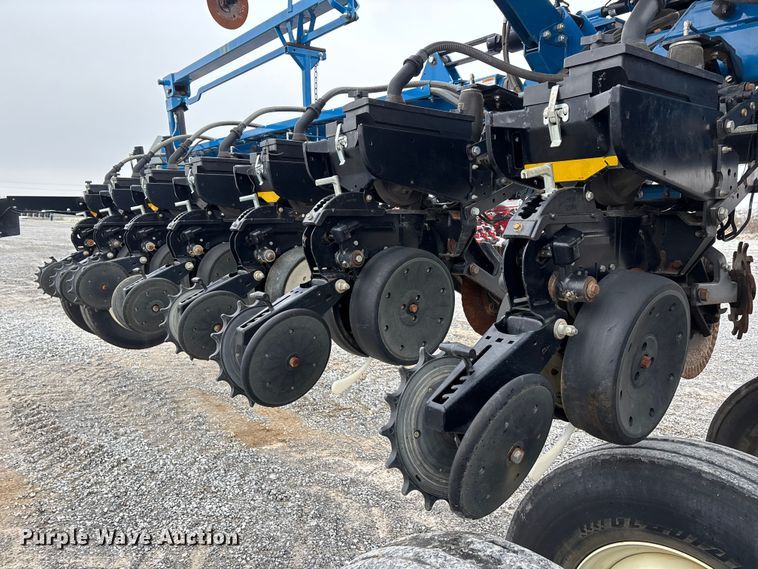 image for item DW7329 2018 Kinze 3660 planter