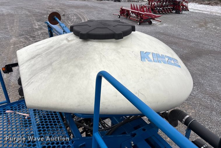 image for item DW7329 2018 Kinze 3660 planter