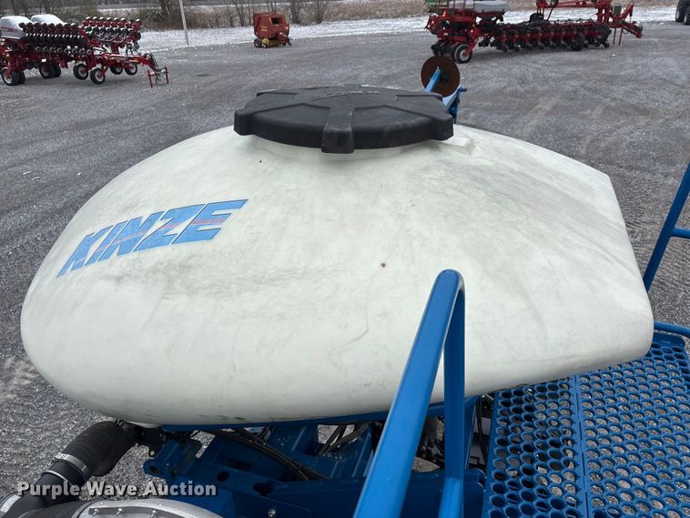 image for item DW7329 2018 Kinze 3660 planter