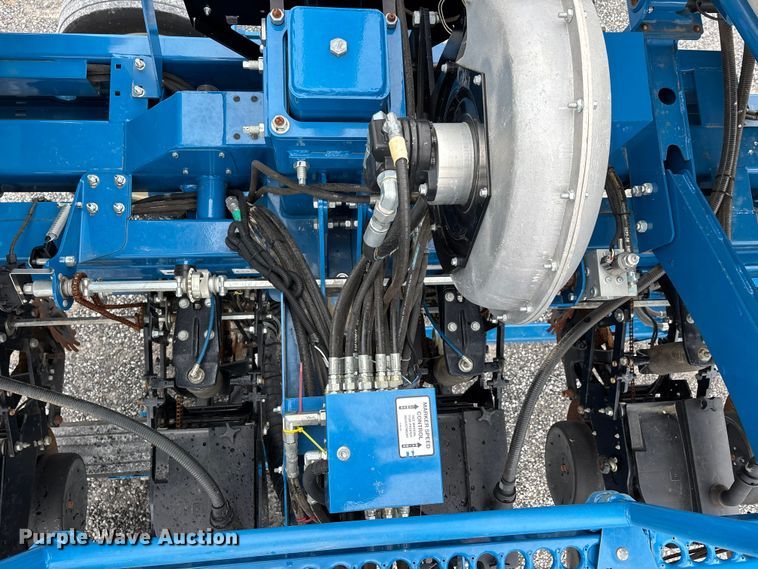 image for item DW7329 2018 Kinze 3660 planter
