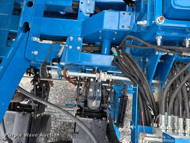 image for item DW7329 2018 Kinze 3660 planter