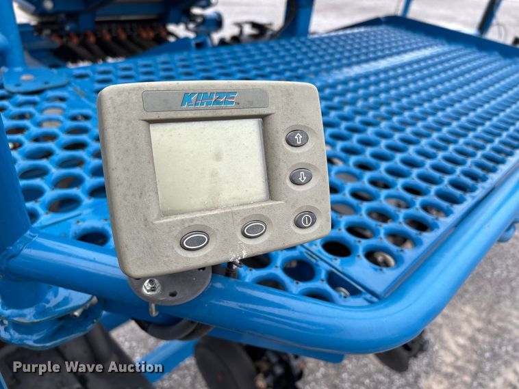 image for item DW7329 2018 Kinze 3660 planter