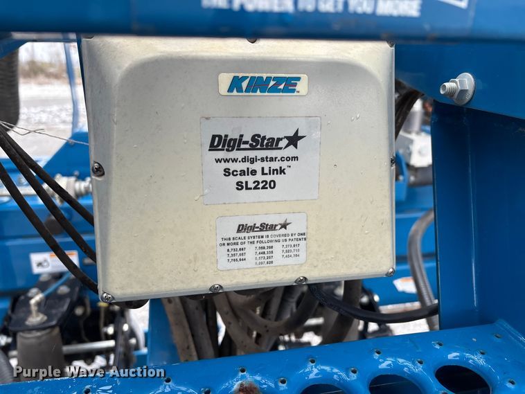 image for item DW7329 2018 Kinze 3660 planter