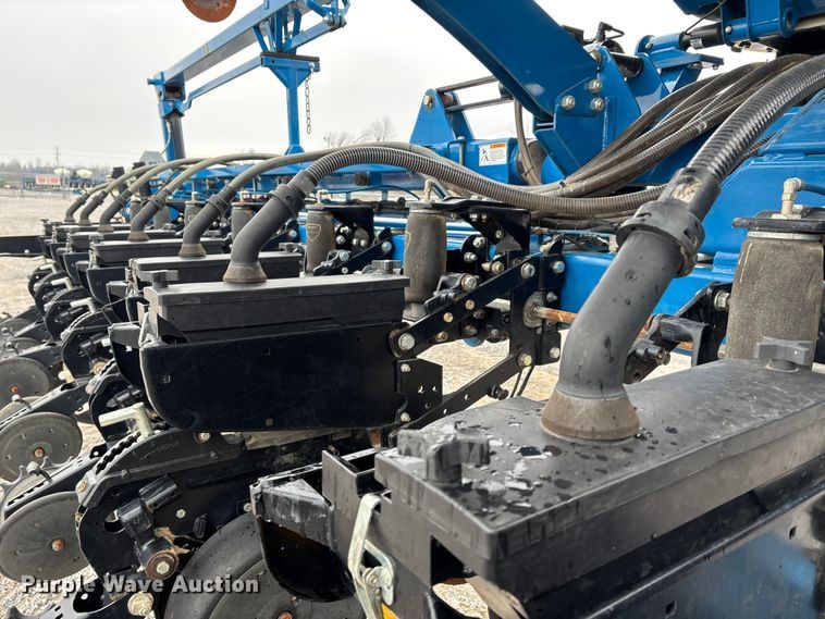 image for item DW7329 2018 Kinze 3660 planter