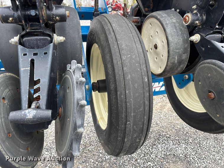 image for item DW7329 2018 Kinze 3660 planter