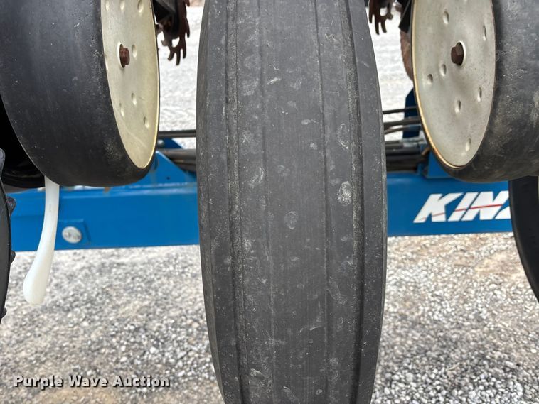 image for item DW7329 2018 Kinze 3660 planter