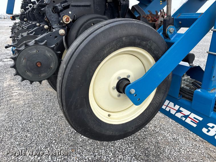 image for item DW7329 2018 Kinze 3660 planter