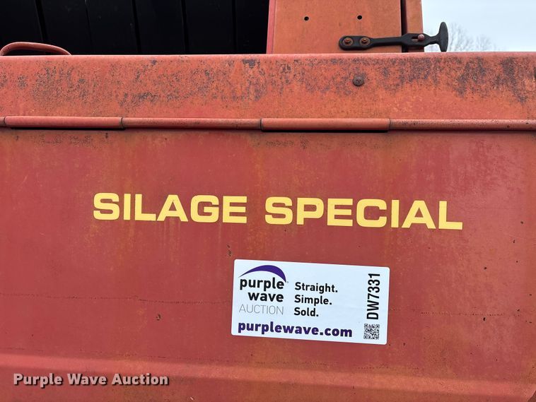 image for item DW7331 1996 New Holland 644 Silage Special round baler