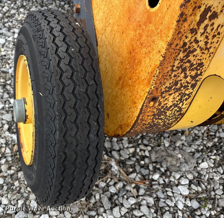 image for item DW7331 1996 New Holland 644 Silage Special round baler