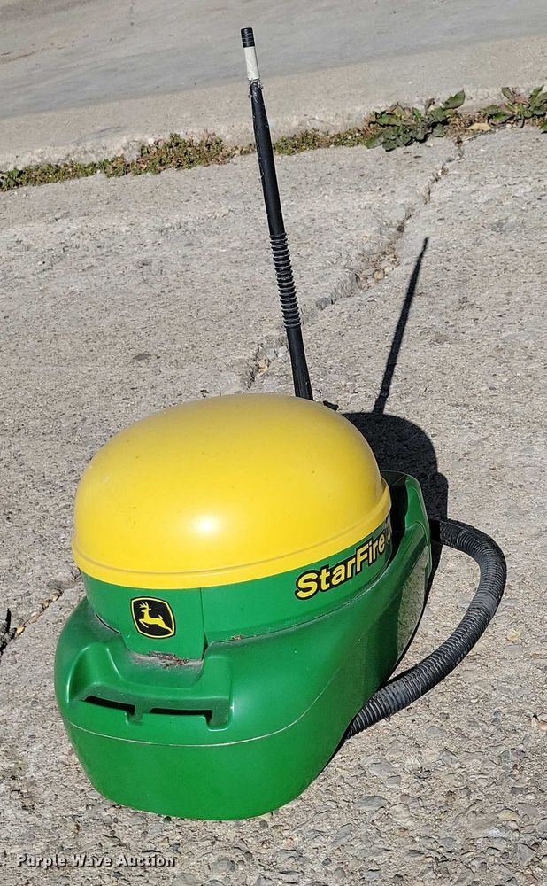 image for item DX6637 John Deere StarFire 3000 GPS RTK receiver