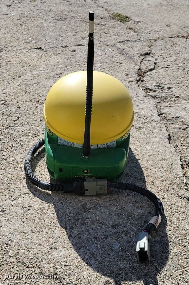 image for item DX6637 John Deere StarFire 3000 GPS RTK receiver