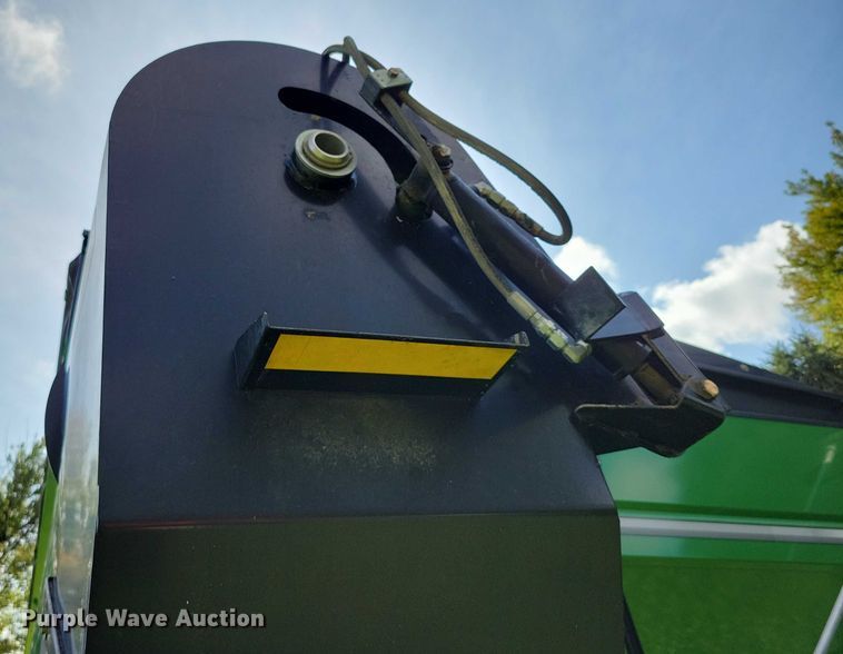 image for item EA2572 2014 Brent 782 grain cart