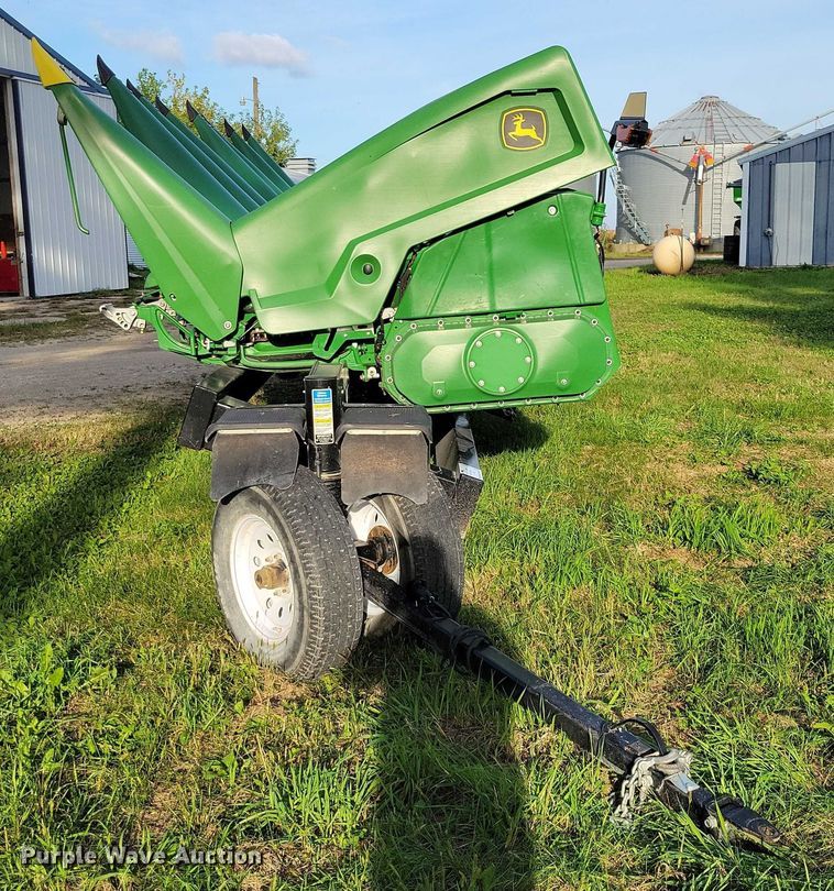 image for item EA2581 2022 John Deere  C8R corn head