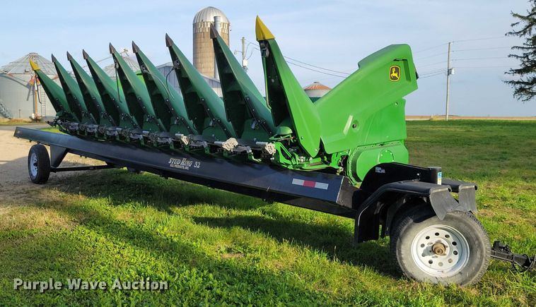 image for item EA2581 2022 John Deere  C8R corn head