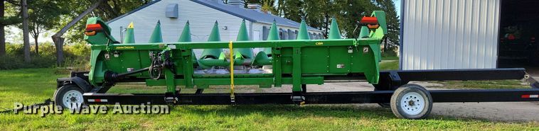 image for item EA2581 2022 John Deere  C8R corn head