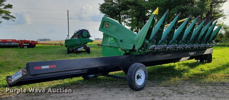 image for item EA2581 2022 John Deere  C8R corn head