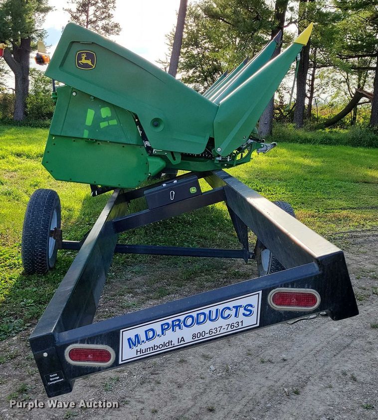 image for item EA2581 2022 John Deere  C8R corn head