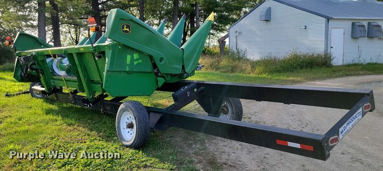 image for item EA2581 2022 John Deere  C8R corn head