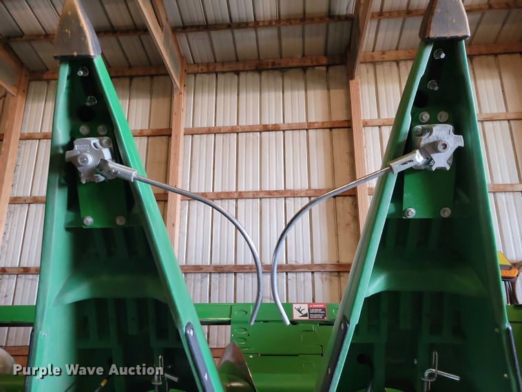 image for item EA2581 2022 John Deere  C8R corn head