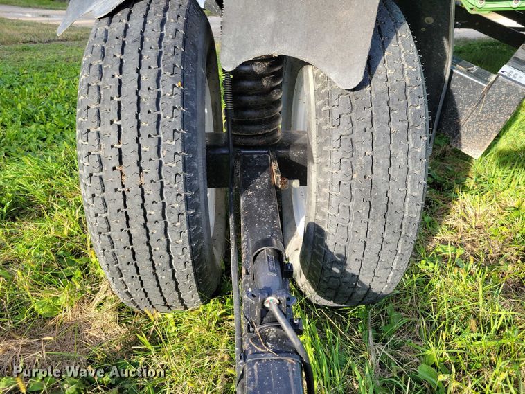 image for item EA2581 2022 John Deere  C8R corn head