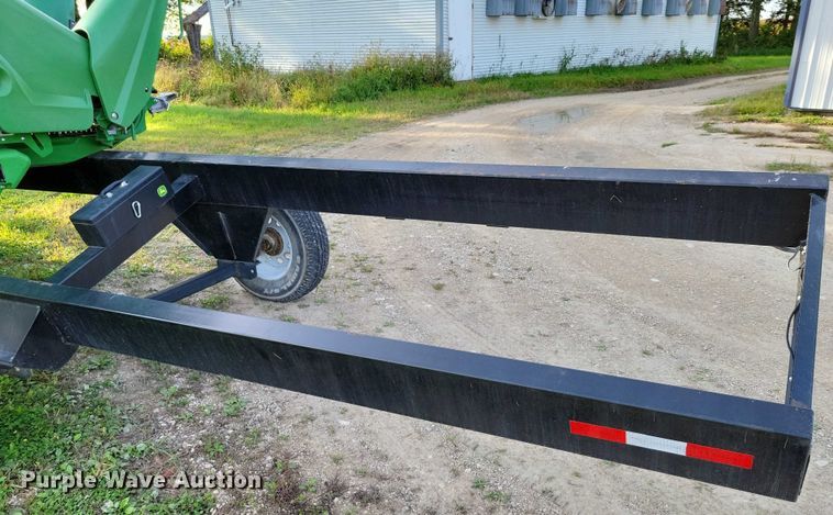 image for item EA2581 2022 John Deere  C8R corn head