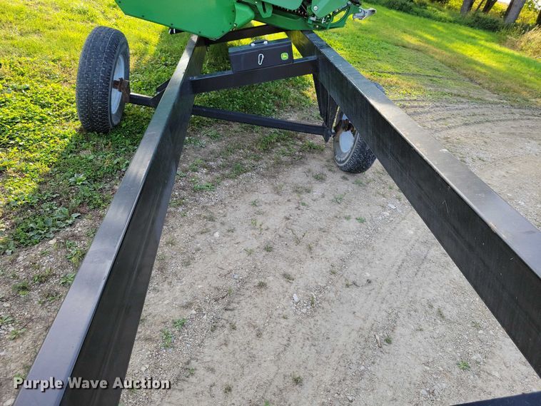 image for item EA2581 2022 John Deere  C8R corn head