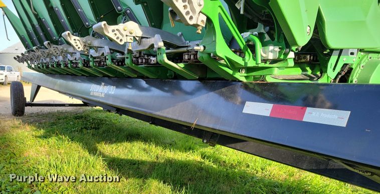 image for item EA2581 2022 John Deere  C8R corn head