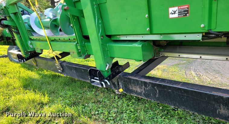 image for item EA2581 2022 John Deere  C8R corn head