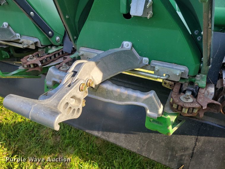 image for item EA2581 2022 John Deere  C8R corn head