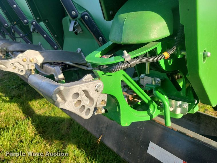 image for item EA2581 2022 John Deere  C8R corn head