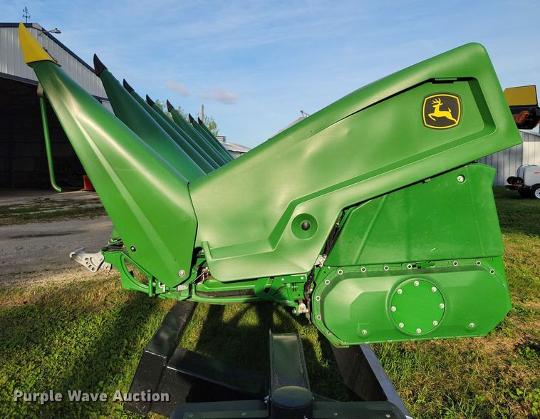 image for item EA2581 2022 John Deere  C8R corn head