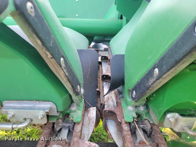 image for item EA2581 2022 John Deere  C8R corn head
