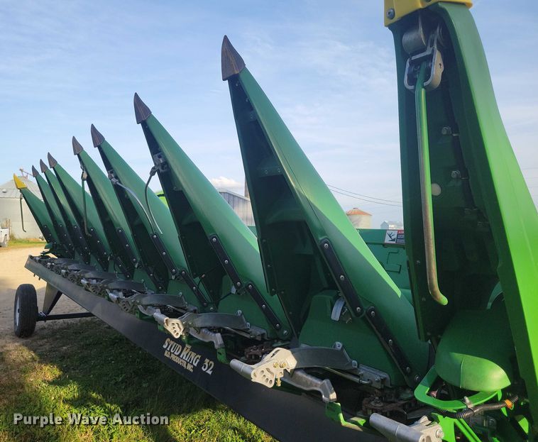 image for item EA2581 2022 John Deere  C8R corn head