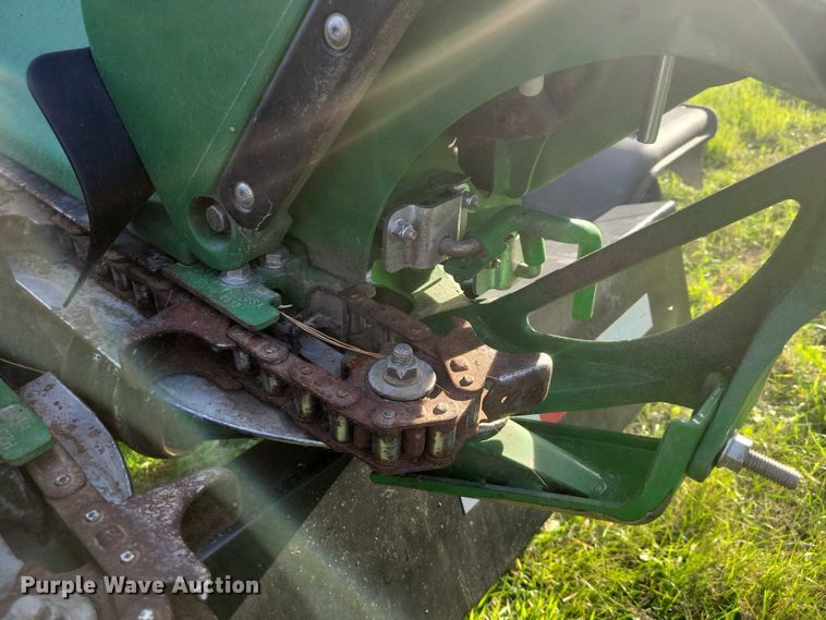 image for item EA2581 2022 John Deere  C8R corn head