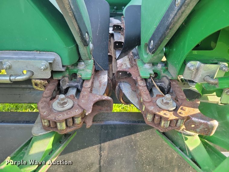 image for item EA2581 2022 John Deere  C8R corn head