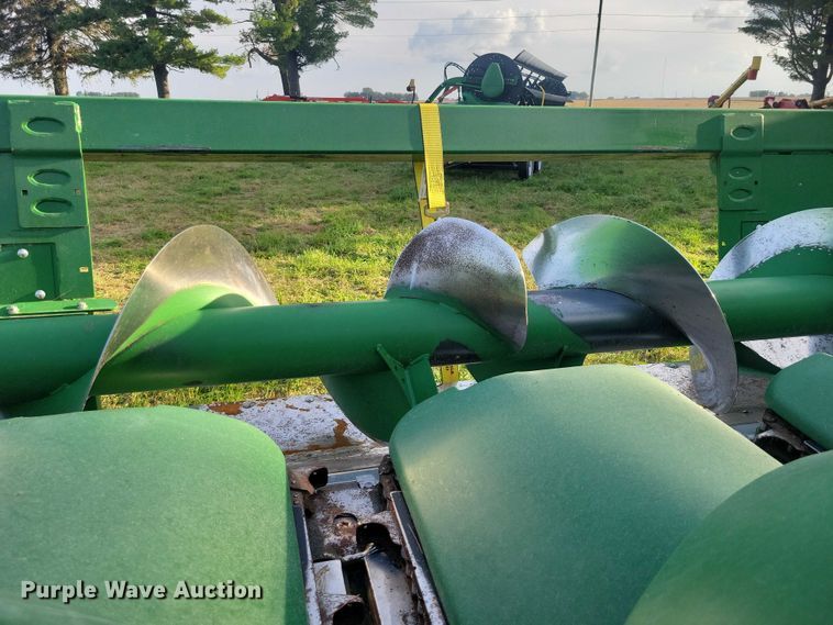 image for item EA2581 2022 John Deere  C8R corn head