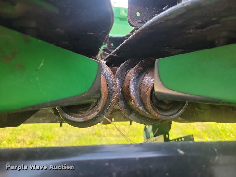 image for item EA2581 2022 John Deere  C8R corn head