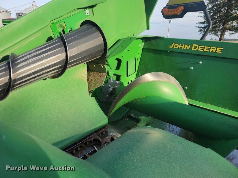 image for item EA2581 2022 John Deere  C8R corn head