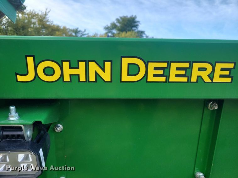 image for item EA2581 2022 John Deere  C8R corn head