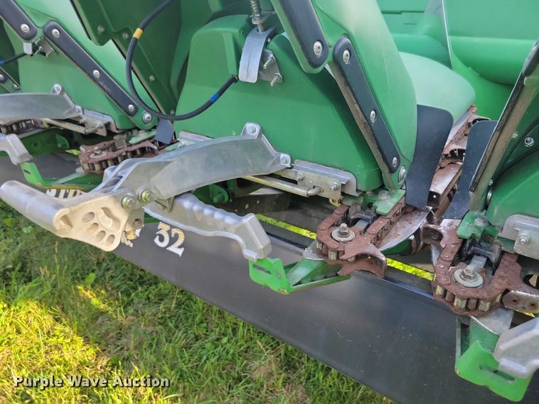 image for item EA2581 2022 John Deere  C8R corn head