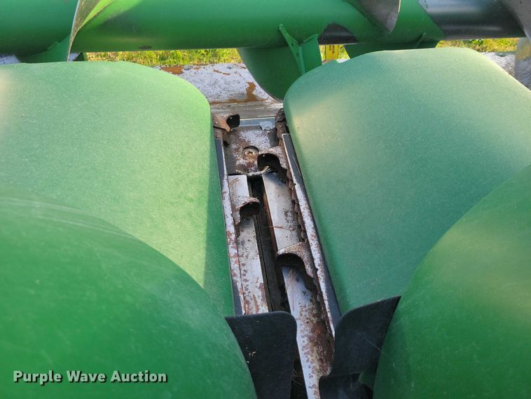 image for item EA2581 2022 John Deere  C8R corn head