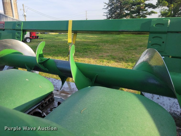 image for item EA2581 2022 John Deere  C8R corn head