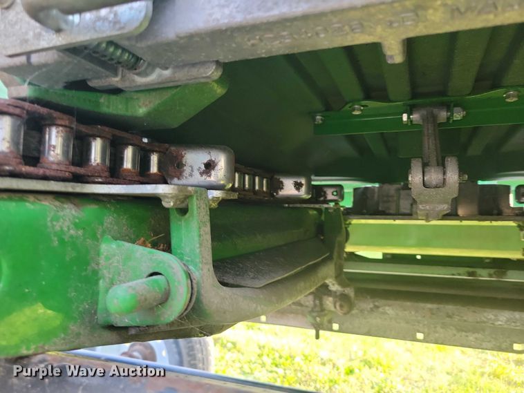 image for item EA2581 2022 John Deere  C8R corn head